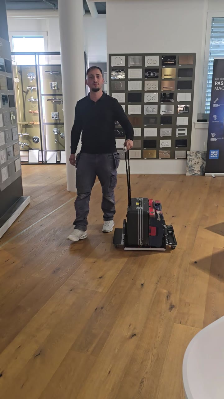 Saniroll beim Transport von Werkzeugkoffern
