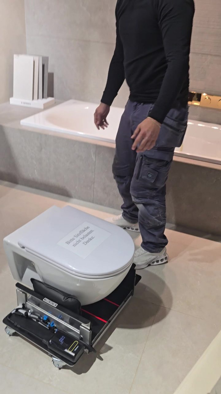 WC samt Wasser auf dem Saniroll